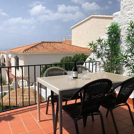 Appartamento Cozy House With Sea View, Garden & Pool