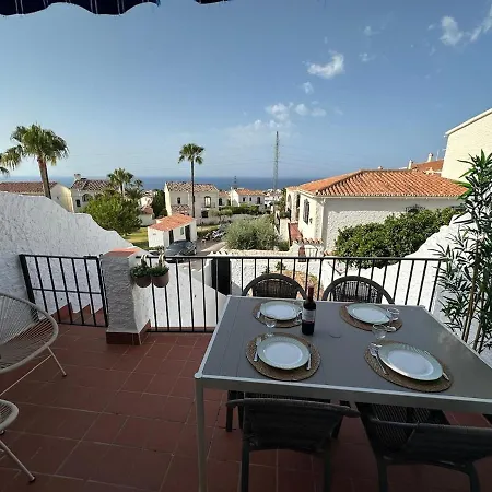 Appartamento Cozy House With Sea View, Garden & Pool