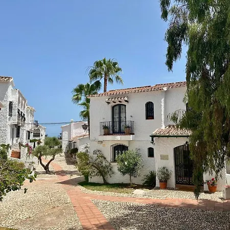 Cozy House With Sea View, Garden & Pool Daire