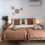 Cozy House With Sea View, Garden & Pool アパート