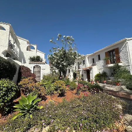 Appartamento Cozy House With Sea View, Garden & Pool