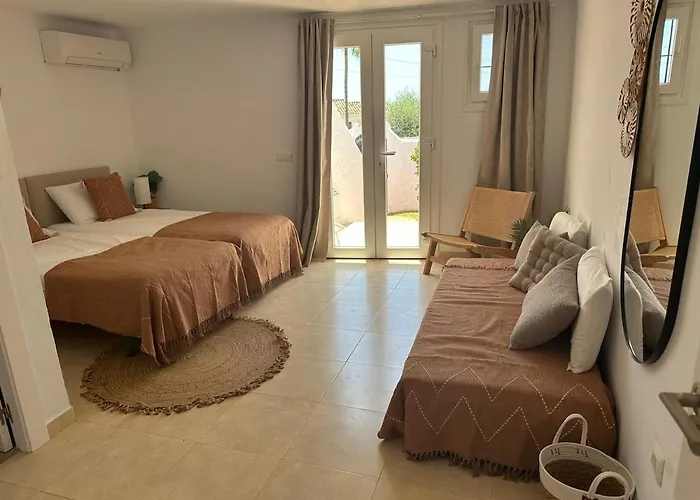 Cozy House With Sea View, Garden & Pool Апартаменты *