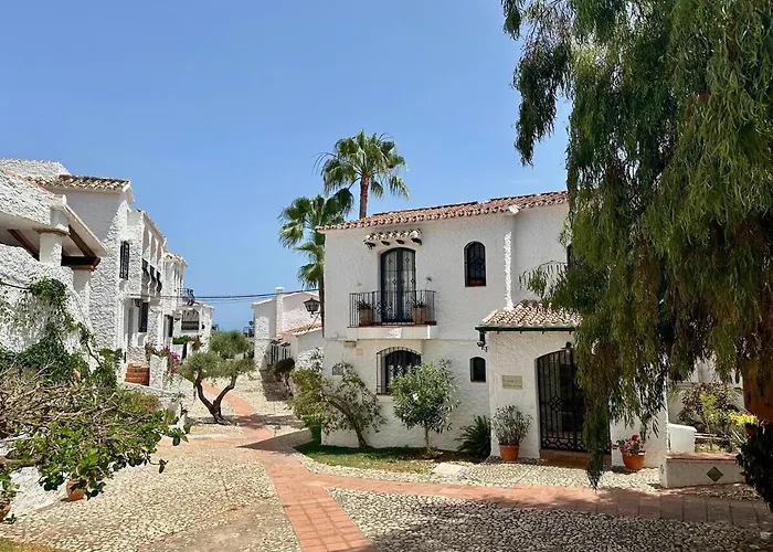 Cozy House With Sea View, Garden & Pool Апартаменты