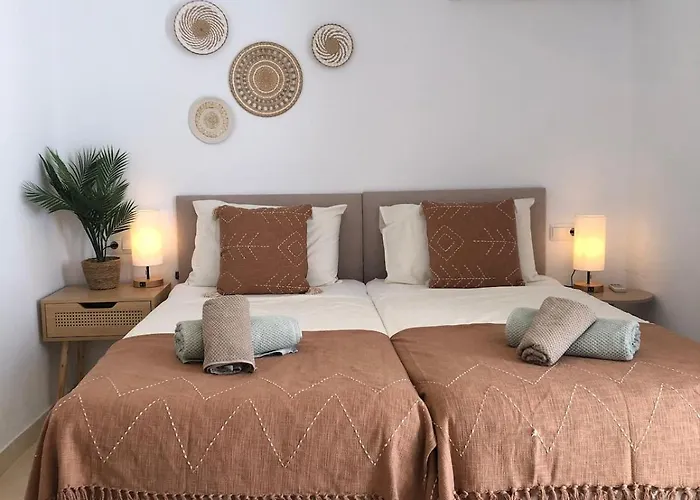 Cozy House With Sea View, Garden & Pool Апартаменты