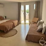 Cozy House With Sea View, Garden & Pool Апартаменты *
